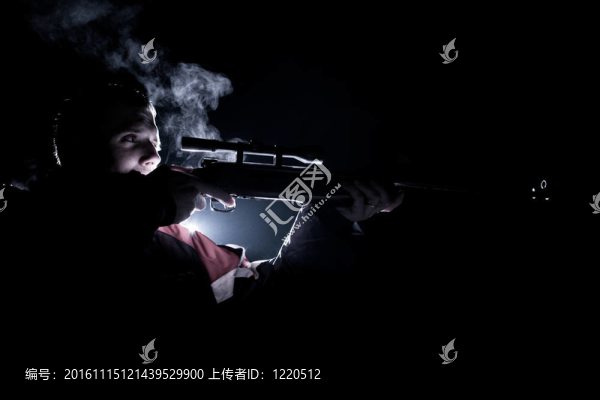 年輕人用步槍射擊