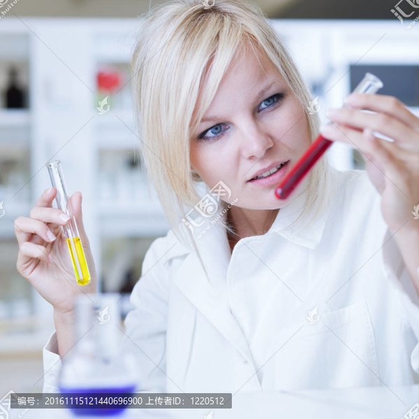 在進行一些實驗，在實驗室的一位女研究員拿著試管和化學品的特寫