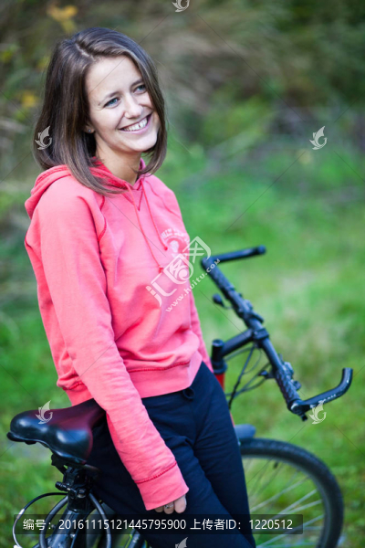 年輕漂亮的女車手outddors她的山地自行車