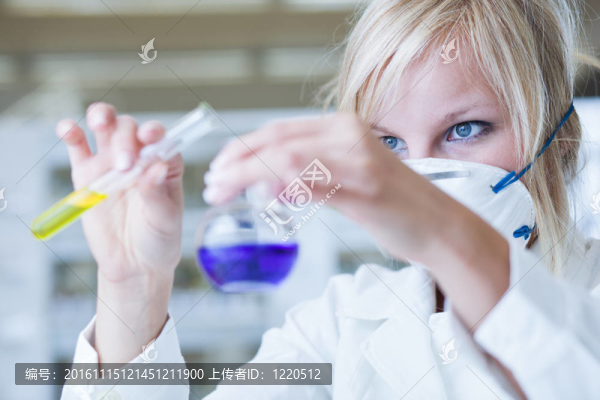 一位女研究員進(jìn)行實驗，在實驗室的一個特寫鏡頭