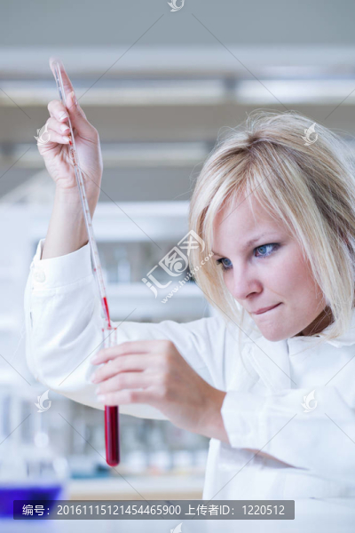 一位女研究員進(jìn)行實驗，在實驗室的一個特寫鏡頭