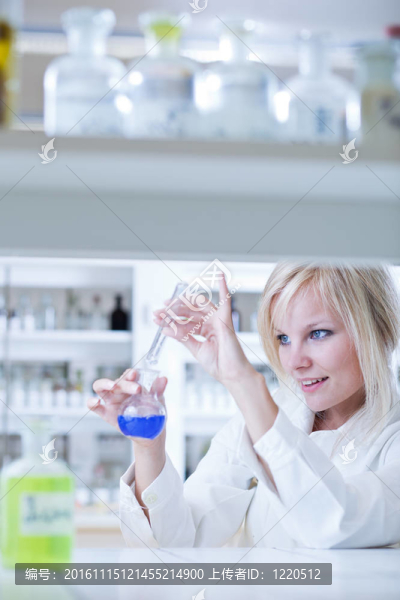 一位女研究員拿著試管的特寫(xiě)