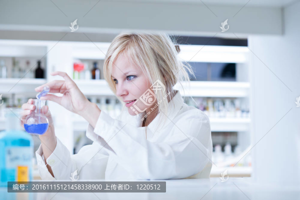 女研究員