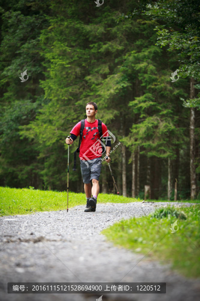 活躍的年輕人北歐行走-匯圖網(wǎng) www.fosd68.com 活躍的年輕人北歐行走