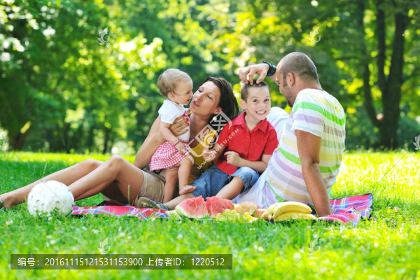 快樂的年輕夫婦和他們的孩子在公園玩得開心