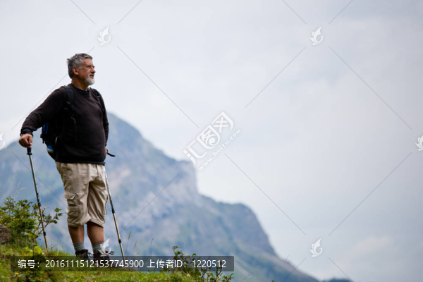 活躍英俊的資深男子北歐步行