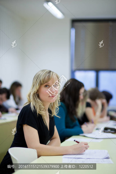 坐在教室里的女大學(xué)生-匯圖網(wǎng) www.fosd68.com 坐在教室里的女大學(xué)生