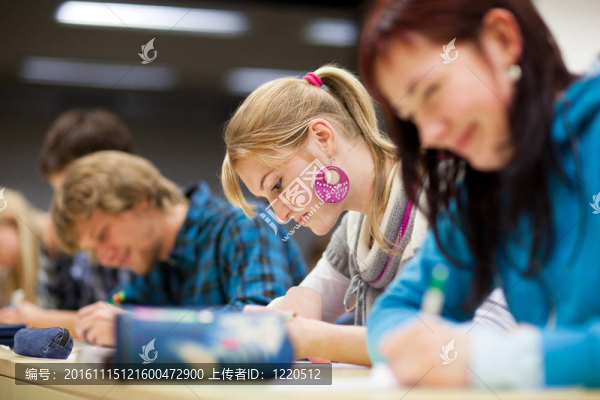 坐在教室里的漂亮女大學生