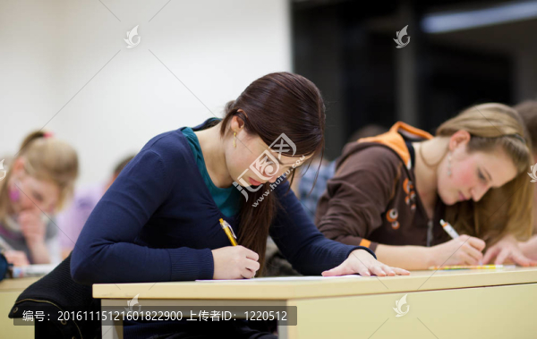 坐在教室里的漂亮女大學(xué)生