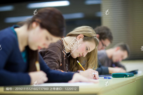 坐在教室里的漂亮女大學(xué)生