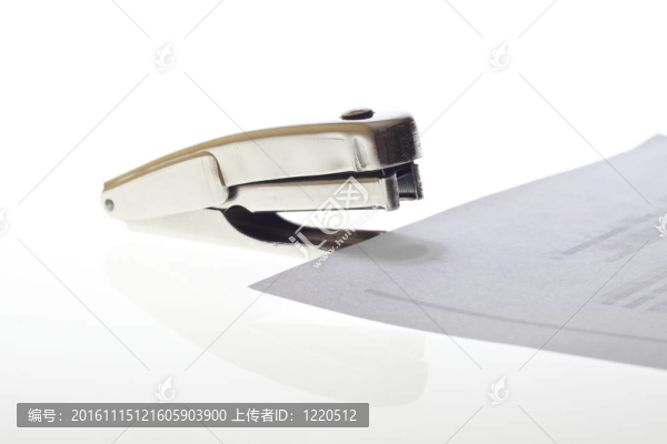 在白色背景的訂書機(jī)
