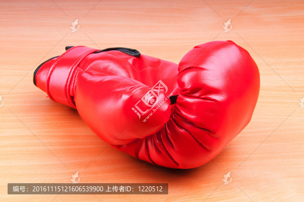 桌上的拳擊手套