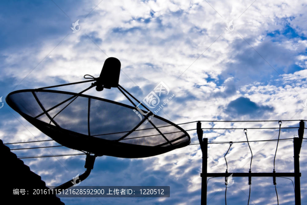 衛(wèi)星天線和電力崗位在早晨天空