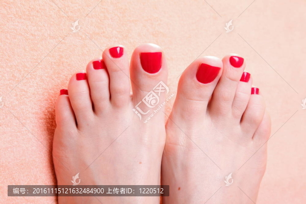 女人的腳指甲上紅色的毛巾