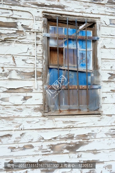 舊墻上的藍(lán)窗