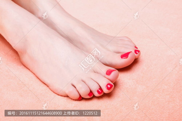 女人的腳指甲上紅色的毛巾