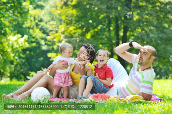 快樂的年輕夫婦和他們的孩子在公園玩得開心