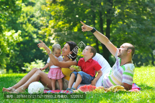 快樂的年輕夫婦和他們的孩子在公園玩得開心-匯圖網(wǎng) www.fosd68.com 快樂的年輕夫婦和他們的孩子在公園玩得開心