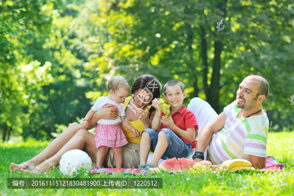快樂(lè)的年輕夫婦和他們的孩子在公園玩得開心