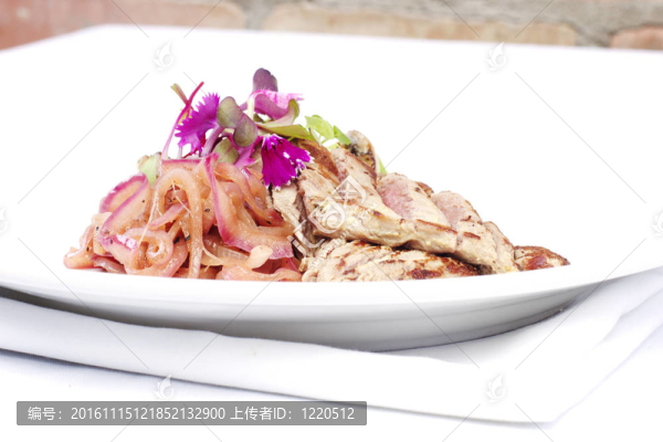 羔羊肉片與洋蔥和蘑菇
