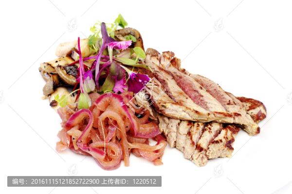 羔羊肉片與洋蔥和蘑菇