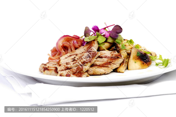 羔羊肉片與洋蔥和蘑菇
