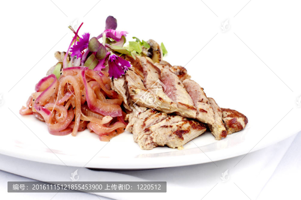 羔羊肉片與洋蔥和蘑菇