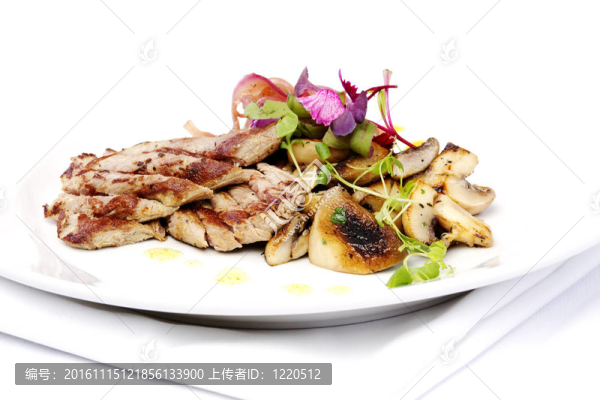 羔羊肉片與洋蔥和蘑菇
