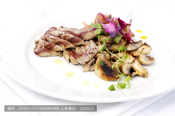 羔羊肉片與洋蔥和蘑菇