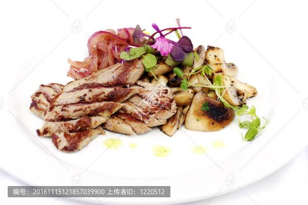 羔羊肉片與洋蔥和蘑菇