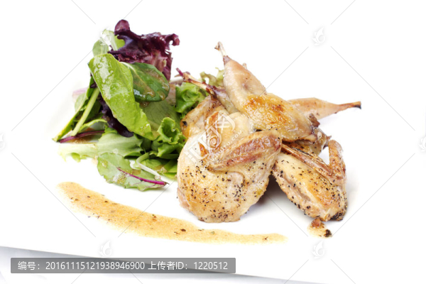 鵪鶉與綠色和紫色沙拉