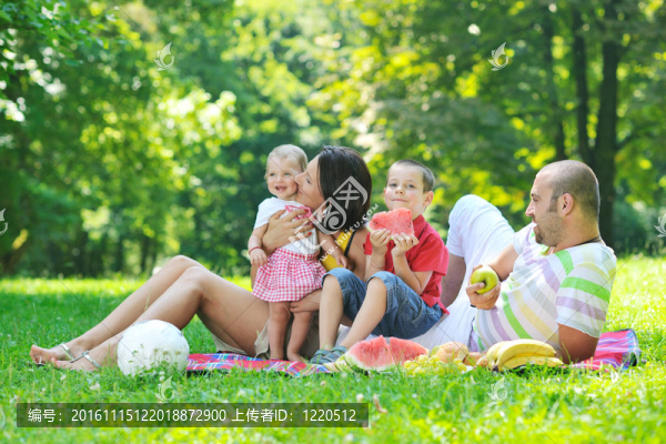 快樂的年輕夫婦和他們的孩子在公園玩得開心