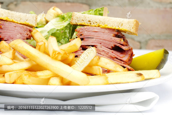 煙熏肉三明治與南聯盟和凱撒