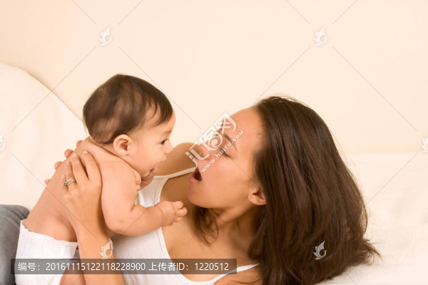 母親和她的兒子兒子玩