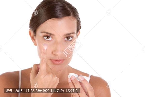 戴隱形眼鏡的女人-匯圖網(wǎng) www.fosd68.com 戴隱形眼鏡的女人