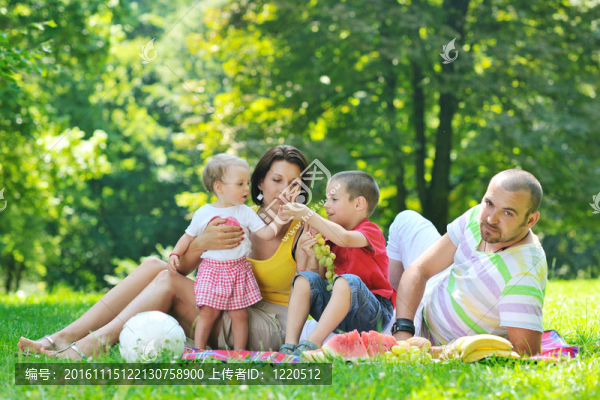 快樂的年輕夫婦和他們的孩子在公園玩得開心