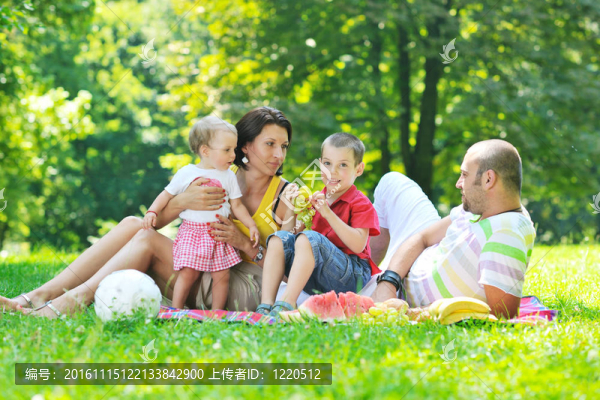 快樂的年輕夫婦和他們的孩子在公園玩得開心