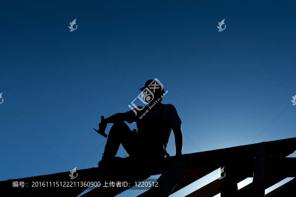 屋頂結(jié)構(gòu)頂部的建造者或木匠