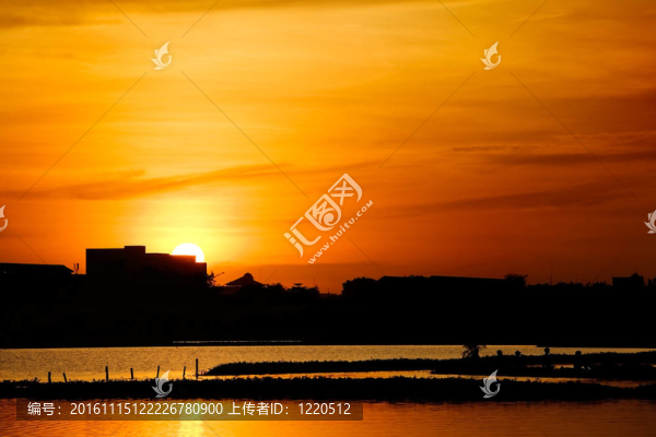 太陽在建筑物后面