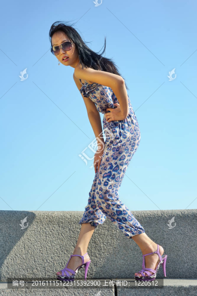 太陽(yáng)眼鏡中的亞洲女人