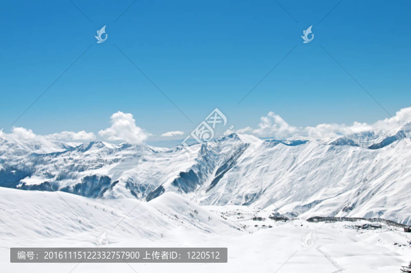 在冬天的雪下的高山