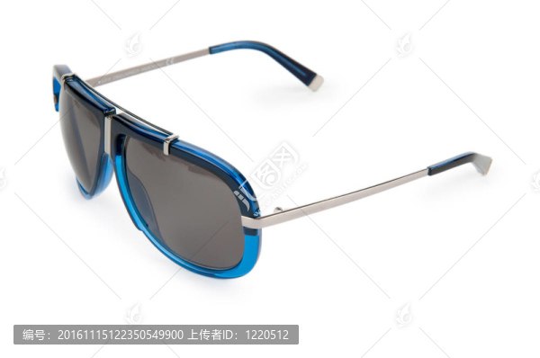 白色的優(yōu)雅的太陽(yáng)眼鏡-匯圖網(wǎng) www.fosd68.com 白色的優(yōu)雅的太陽(yáng)眼鏡