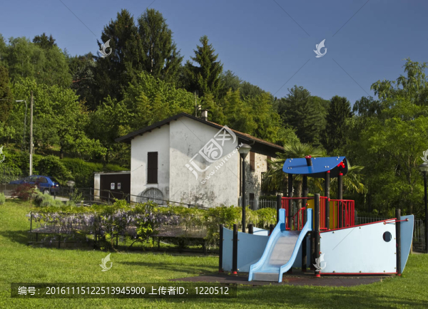 山村兒童游樂場。