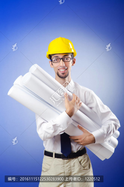 在圖紙中工作的年輕工程師