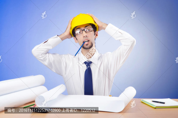 年輕工程師看圖紙
