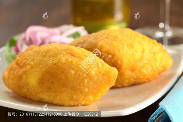 秘魯菜叫Papa,Rellena（釀土豆）做成土豆泥和夾肉（選擇性聚焦；在第一次爸爸rellena右