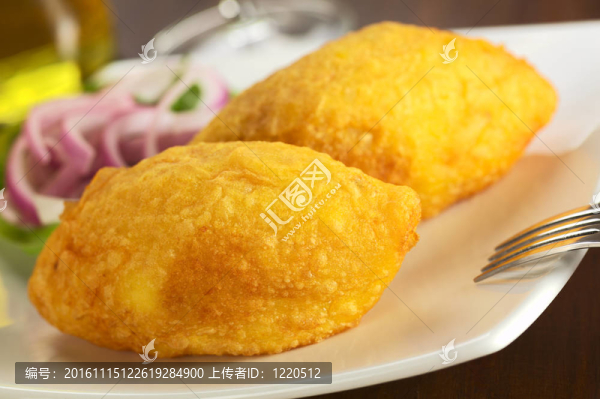 秘魯菜叫Papa,Rellena（釀土豆）做成土豆泥和夾肉（選擇性聚焦；在第一次爸爸rellena右