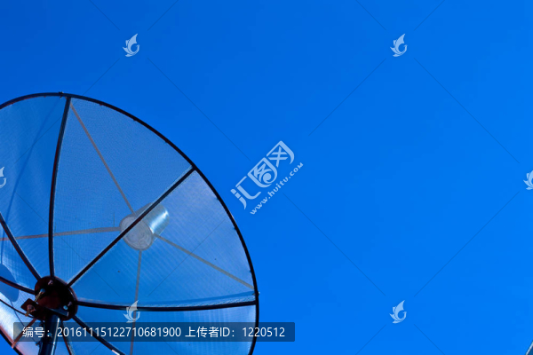 藍色天空中的衛(wèi)星天線