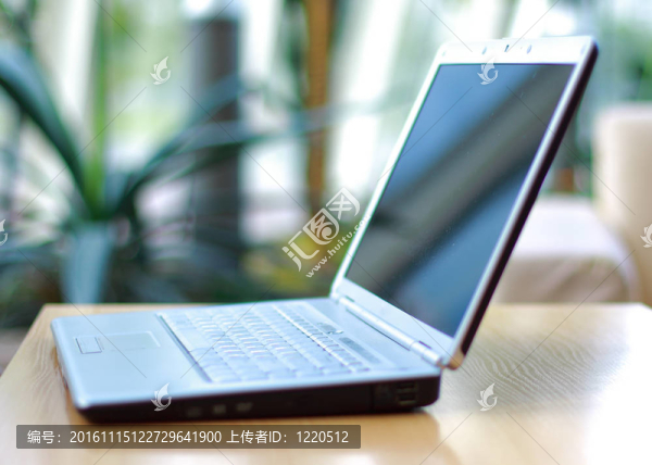 辦公桌上的薄筆記本電腦