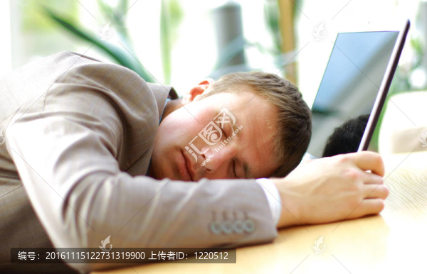 辦公室里睡覺的商人肖像